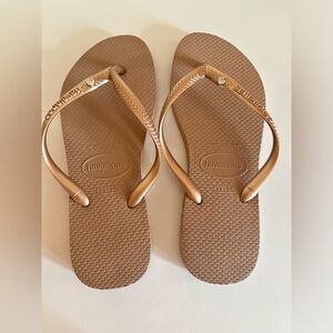 havaianas flip flops NWOT (33-34)